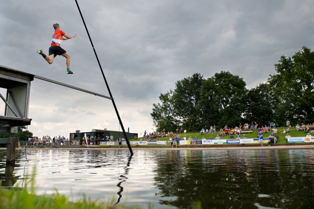 Abb. 4: Fliegende Holländer: Das Fierljeppen, eine Art Stabweitsprung über Wasserkanäle, ist eine der verrücktesten Sportarten und Kulturerbe der Niederlande. Foto: Erik Kordelaar/Polsstokbond Holland