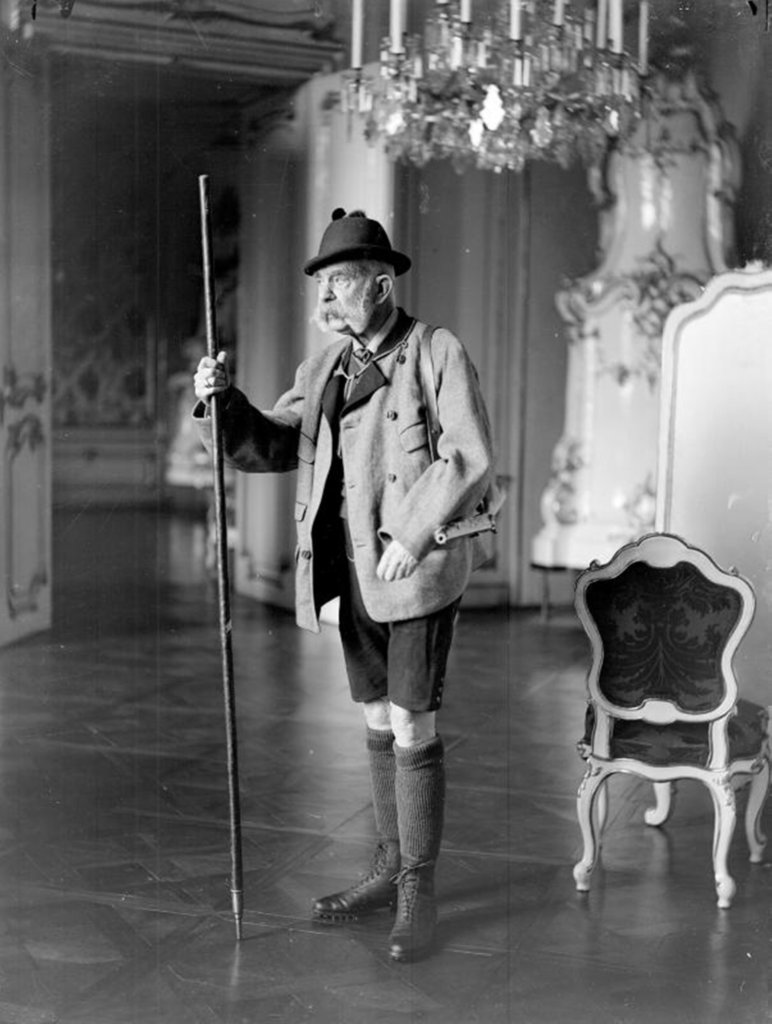 Abb. 9: Kaiser Franz Joseph I. als Jäger mit Bergstock im Schloss Schönbrunn 1910. Foto: Wenzl Weis