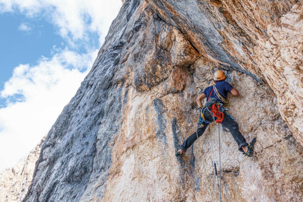 Der Hammer beim Kletterhaken setzen