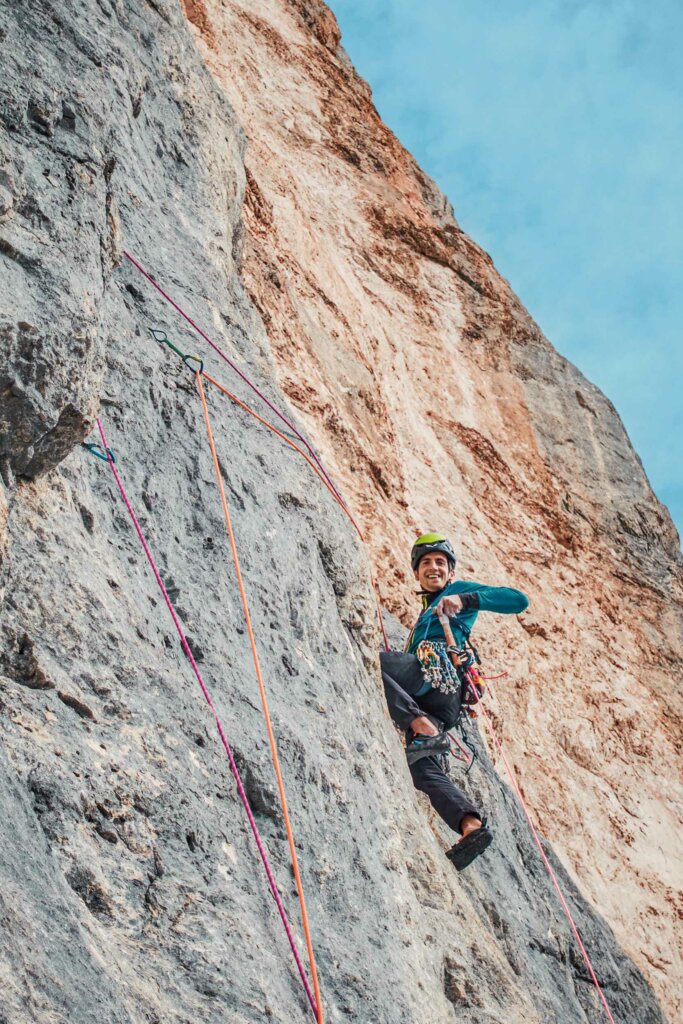 Kletterhaken setzen mit Hammer