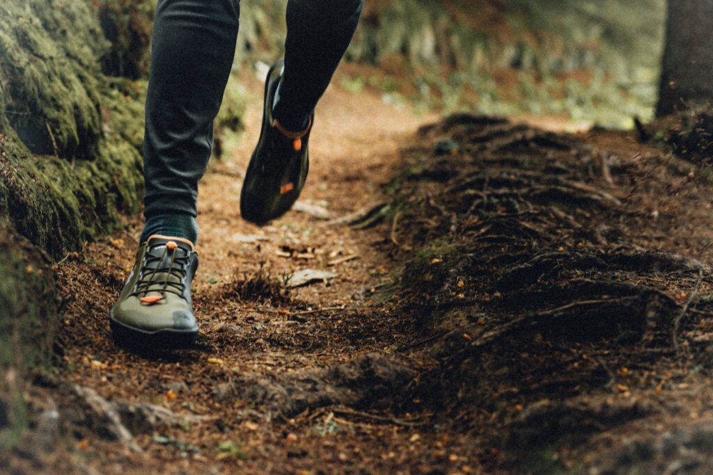 Mehr Gefühl, weniger Dämpfung: Barfussschuhe fürs Trailrunning. Foto: Vivobarefood