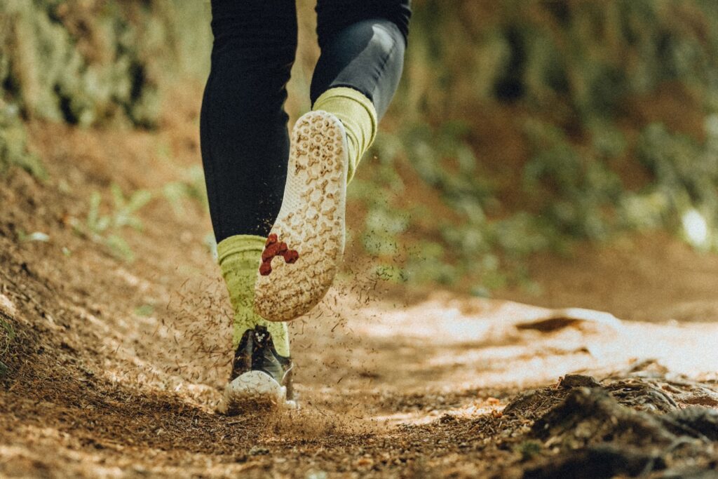 Eine dünne, flexible Sohle mit minimaler Dämpfung soll auch auf Trails besser sein. Foto: Vivobarefood