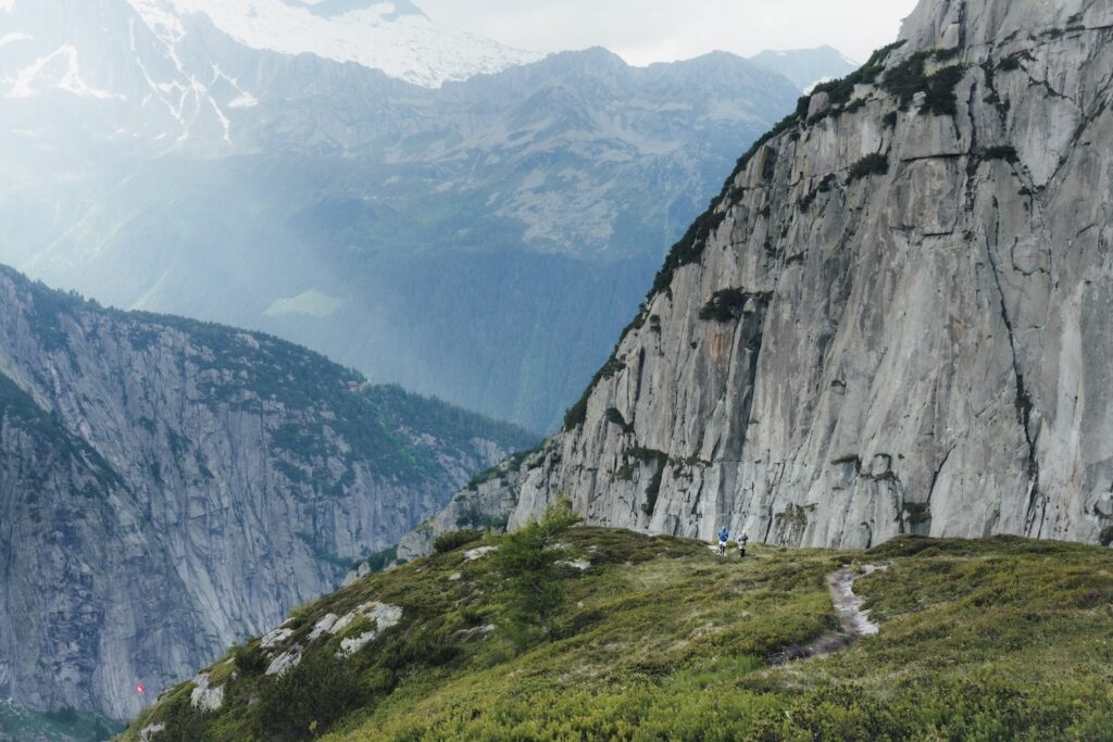 Einige Barfußschuhe eignen sich fürs alpine Gelände - allerdings braucht man Zeit und Übung. Foto: Vivobarefood