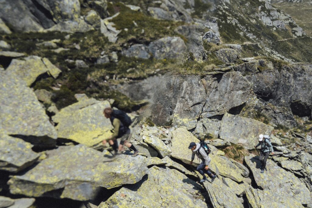 Barfußschuhe sollen die kleinen Muskeln, Sehnen und Bänder im Fuß wieder trainieren und fördern so auch im alpinen Gelände das eigene Gleichgewicht. Foto: Vivobarefood