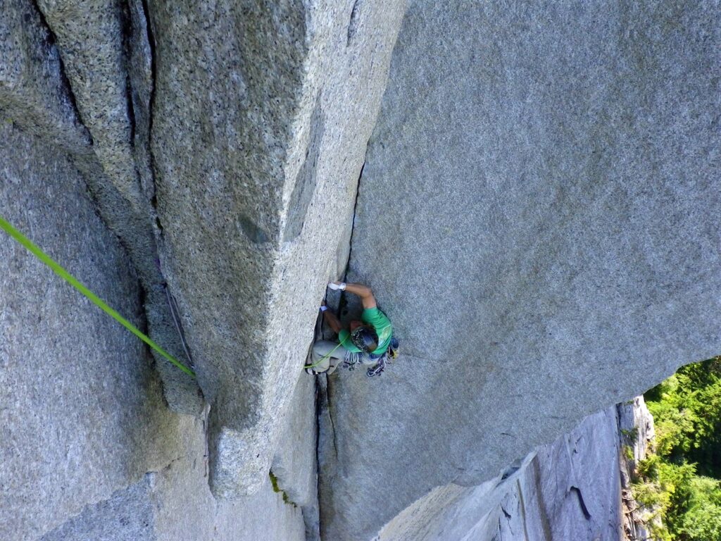 Johannes Steidl klettert am Chief/Squamish (BC). Aus Komfortgründen wird am Einfachseil geklettert- Der Abstieg führt über einen kurzen Wanderweg.