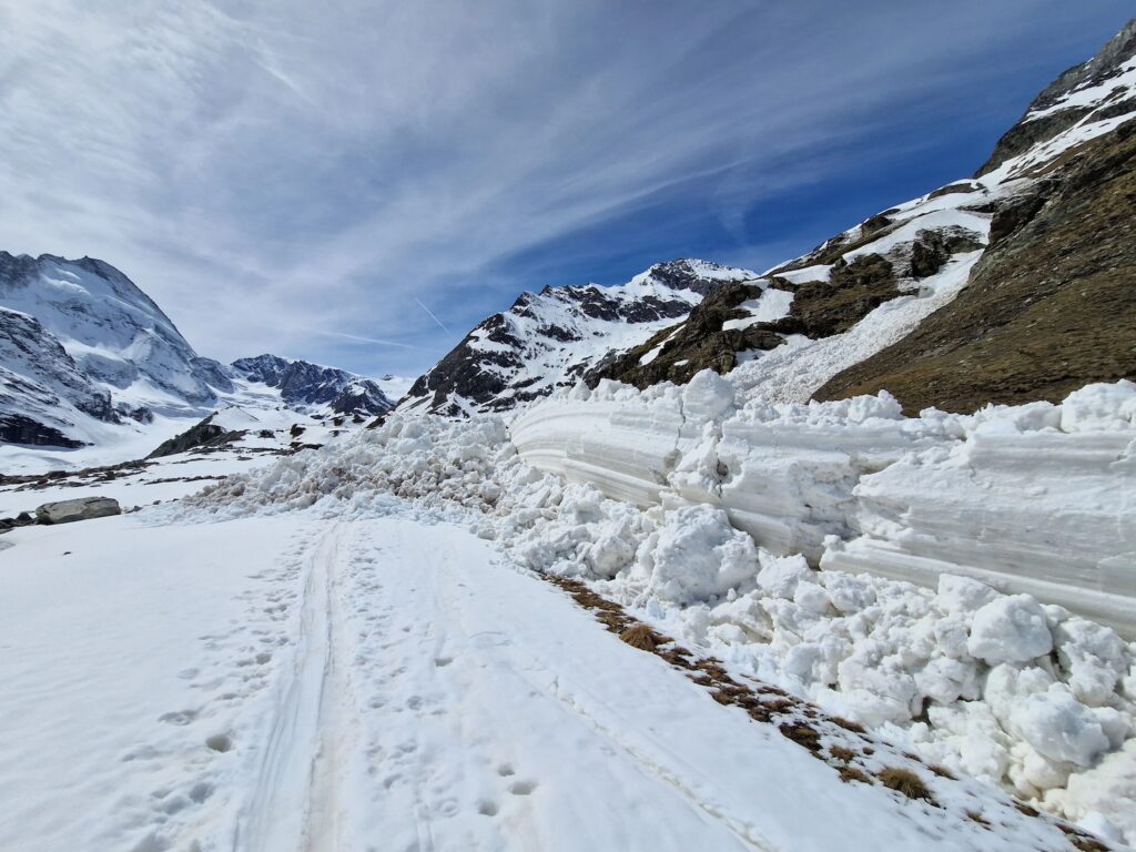 Nassschneelawinen wie diese am Rotturm bei Zermatt werden in den kommenden Jahrzehnten häufiger. Lawinensicherheitsdienste können sie aber kaum künstlich auslösen. Foto: C. Dargent